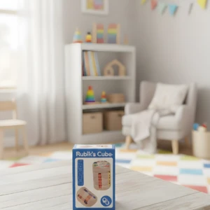 Caja azul con dos cubos Rubik cilíndricos de madera, uno en su empaque y otro separado, sobre mesa clara en cuarto infantil.