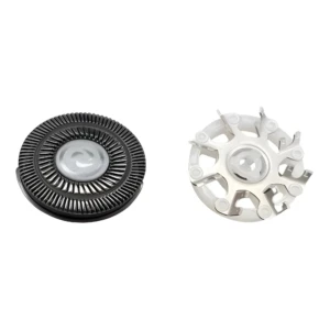 Juego de repuesto para afeitadora: cabezal exterior negro con ranuras y cortador interior plateado, junto al soporte de plástico blanco con cuchillas.