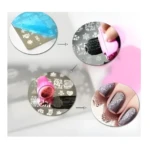 Proceso de estampado de uñas navideño: aplicación de esmalte sobre placa metálica con diseños, uso del estampador rosa y resultado final en manicura gris.