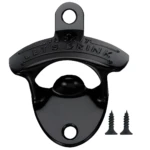 Destapador de pared negro mate con la frase "FUCK IT LET'S DRINK" en relieve, incluye dos tornillos de montaje a juego para su instalación.