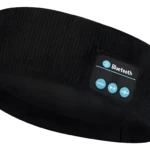 Diadema deportiva negra con panel Bluetooth, controles de volumen y reproducción.