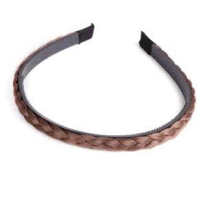 Diadema negra con trenza de cabello postizo color café y dientes internos para sujetar.