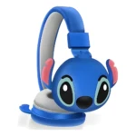Audífonos infantiles azules con diseño frontal de la cara de Stitch, orejas rosadas y almohadillas claras.