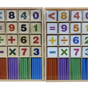 Dos sets didácticos de madera para matemáticas con fichas de números (0-9), operadores, palitos de conteo de colores en compartimentos.