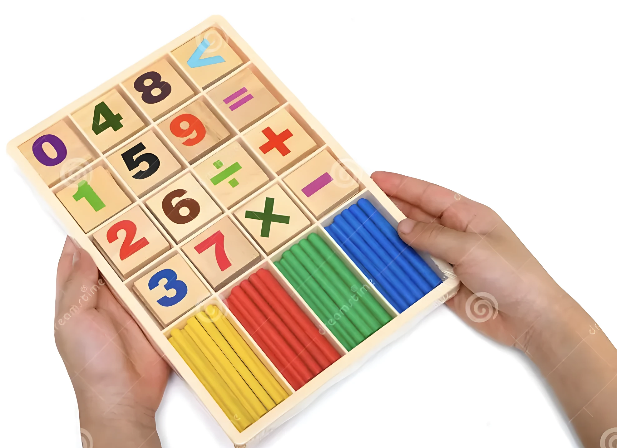 Set didáctico de madera con números, operadores matemáticos y palitos contadores de colores (amarillo, rojo, verde y azul) sostenido por manos.