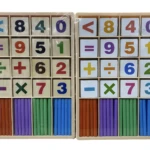 Dos sets didácticos de madera para matemáticas con números, símbolos y barras de conteo de colores vibrantes.