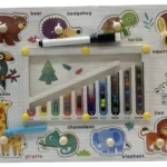 Tablero de rompecabezas de madera con 10 figuras de animales, marcador y canicas de colores para conteo.