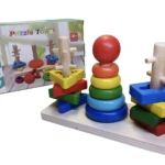 Juego didáctico de madera Puzzle Tower con torre de apilamiento de anillos por tamaño y torre de encaje de formas geométricas en base blanca.