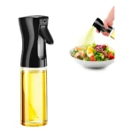 Dispensador de aceite en aerosol de vidrio y tapa negra, rociando un chorro fino sobre una ensalada fresca con huevo y tomate.