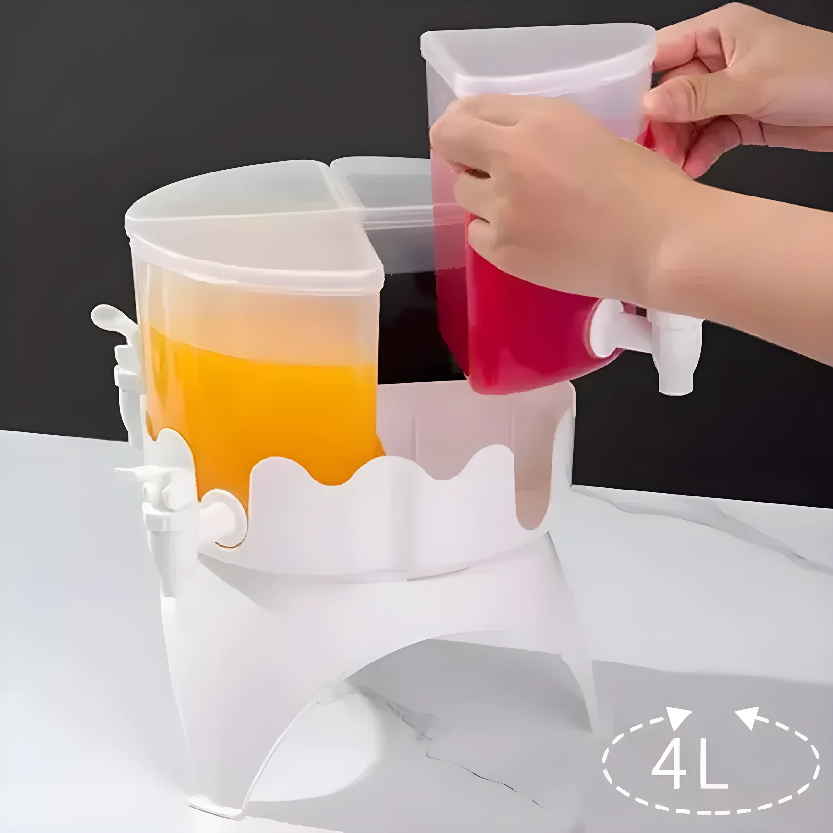 Dispensador de bebidas giratorio blanco de 4L, llenando un compartimento de jugo rojo mientras otro contiene jugo naranja.