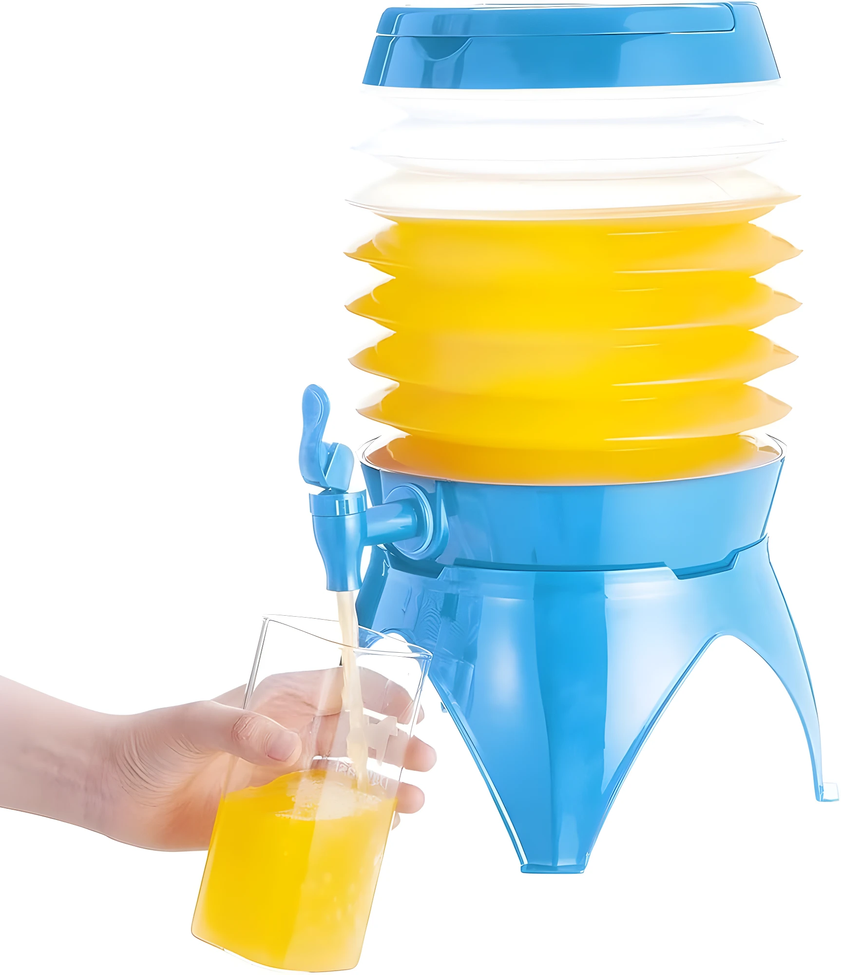 Dispensador de bebidas plegable azul y amarillo vertiendo jugo naranja en un vaso sostenido por una mano.