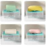 Dispensador de jabón con resorte y tapa turquesa mostrando cuatro jabones distintos: verde, amarillo, blanco y rosado.