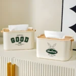 Dispensador de pañuelos beige con tapa de madera y diseño de conejito, ideal para escritorio.