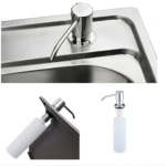 Dispensador de jabón empotrable para cocina en acero inoxidable cromado, mostrando la boquilla sobre el lavaplatos y el sistema de botella blanca por debajo.