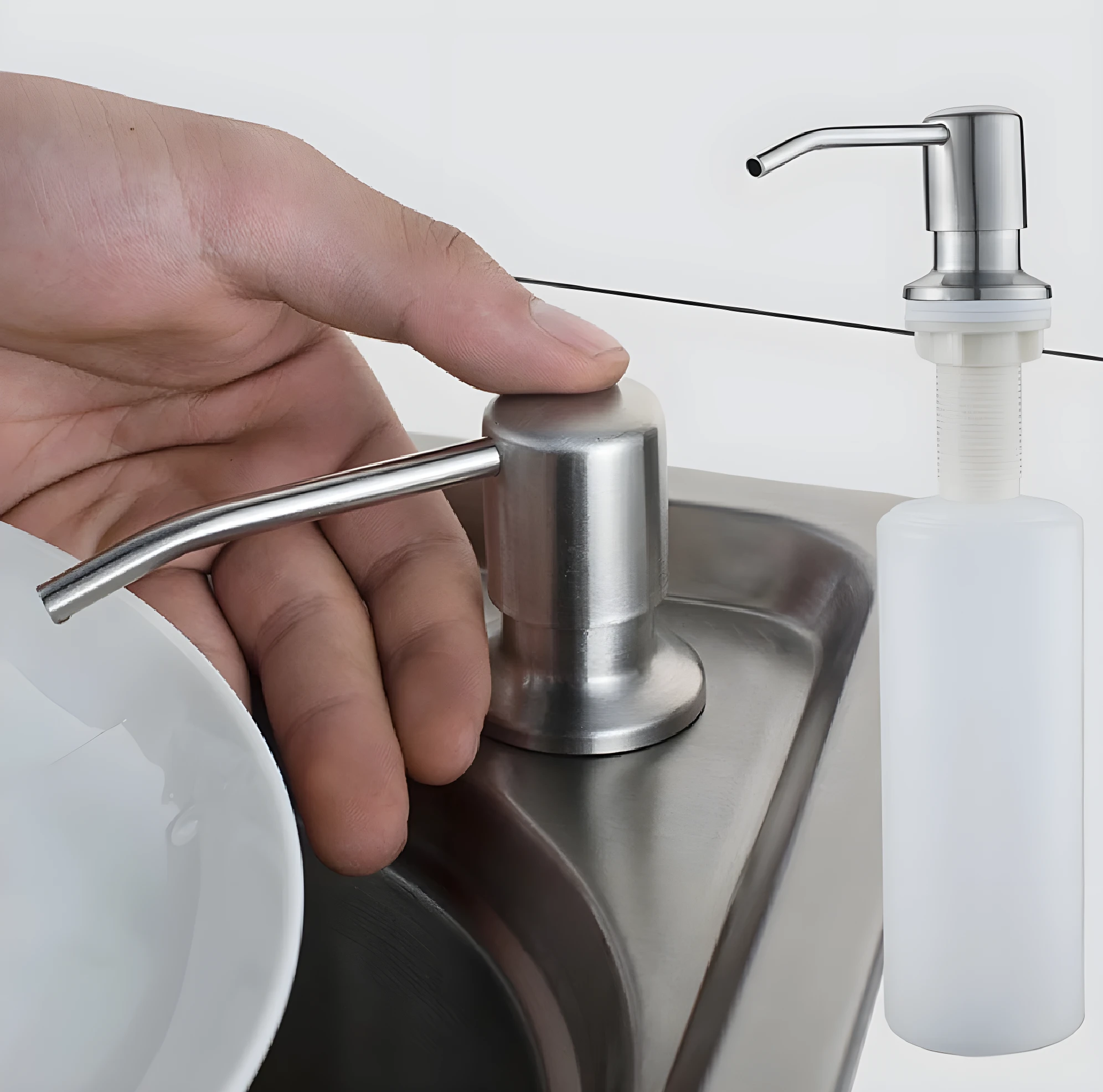 Mano presionando dispensador jabón acero inoxidable 304, boquilla curva, sobre fregadero mientras se sostiene plato blanco.