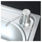 Dispensador de jabón empotrable en fregadero acero inoxidable 304 cepillado, con pico curvo, sobre tarja metálica.