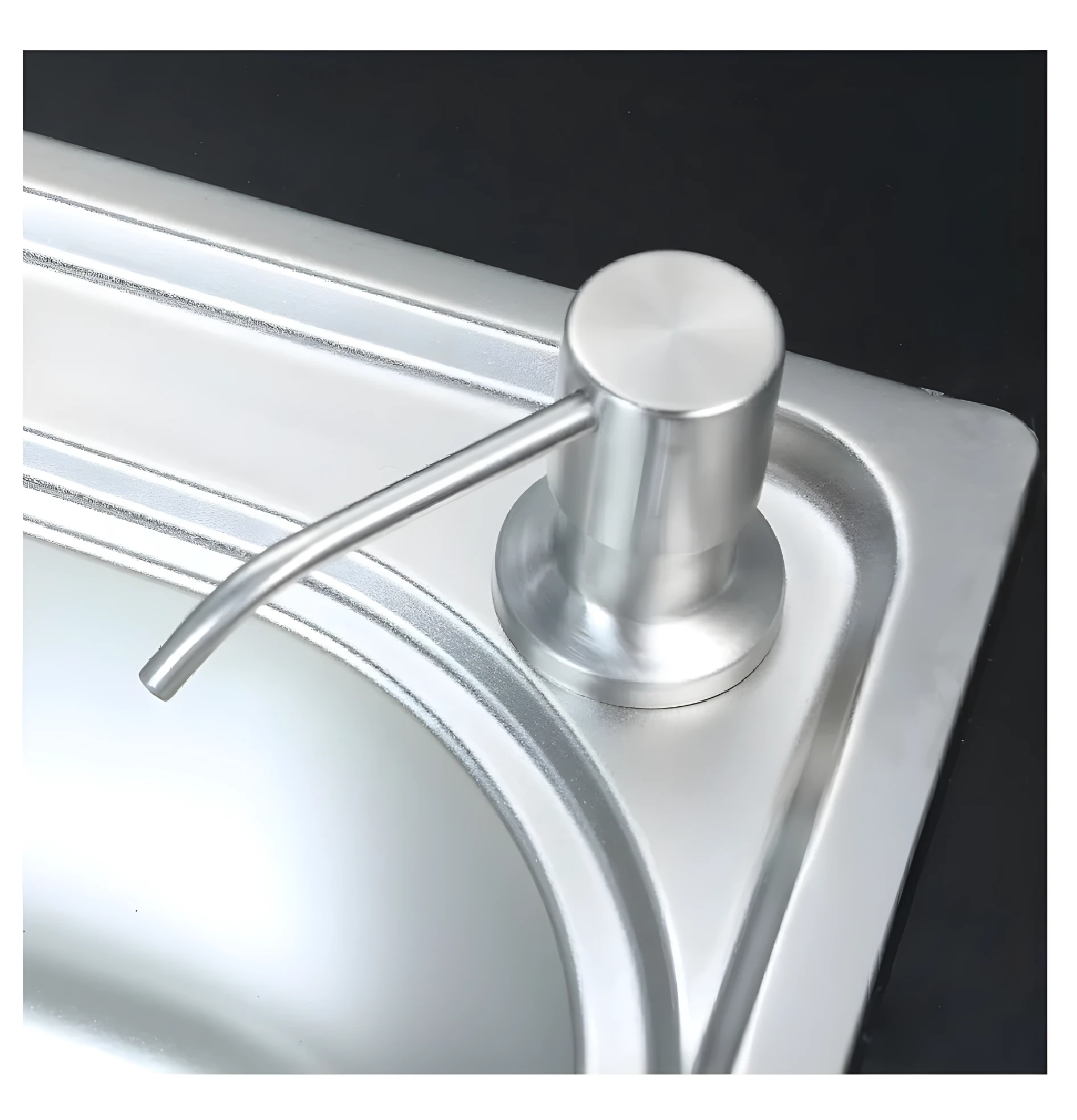 Dispensador de jabón empotrable en fregadero acero inoxidable 304 cepillado, con pico curvo, sobre tarja metálica.