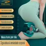 Mujer en leggings verde claro usando ejercitador pélvico tecnología verde sobre muslo para tonificación.