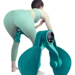 Mujer haciendo ejercicio inclinado con ejercitador pélvico azul verdoso con pantalla digital y pedales texturizados.