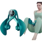 Ejercitador pélvico verde azulado con pantalla digital, usado por mujer sentada en leggings.