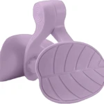 Ejercitador de suelo pélvico morado claro con diseño de hoja en la base y textura circular en la parte superior.