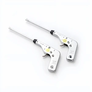 Dos encendedores de impacto metálicos cromados con caña larga, uno marcado "MADE IN JAPAN" y otro "MADE IN CHINA".