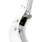 Detalle de encendedor de impacto cromado, visto en ángulo diagonal, mostrando mecanismo interno y dos remaches dorados en el cuerpo pulido.