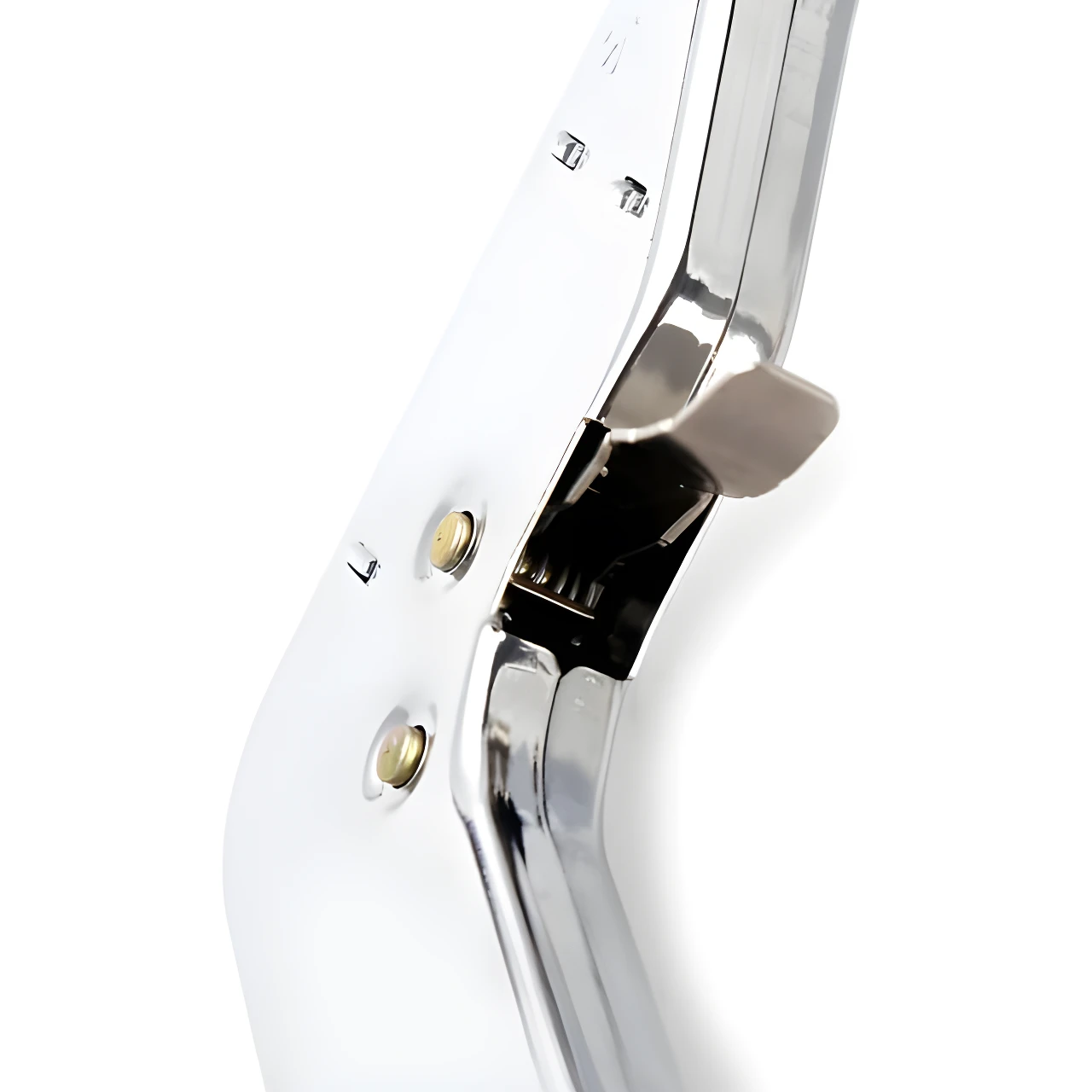 Detalle de encendedor de impacto cromado, visto en ángulo diagonal, mostrando mecanismo interno y dos remaches dorados en el cuerpo pulido.