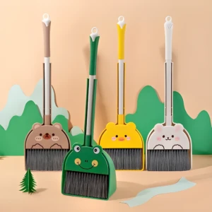 Juego de escoba y recogedor de mano con diseños de animales: oso (café), rana (verde), pato (amarillo) y conejo (blanco).