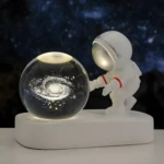 Lámpara de esfera de resina con astronauta, ilumina galaxia interior, diseño moderno para escritorio.
