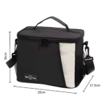 Lonchera térmica negra con panel lateral blanco, compartimento principal con doble cremallera, asas, correa ajustable y bolsillos laterales de malla.