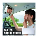 Espejo de maquillaje para carro con luz LED táctil, una mujer se retoca en un automóvil.