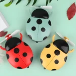 Tres mini ventiladores recargables con forma de mariquita roja, azul y amarilla, ideales para refrescar y aplicar maquillaje con luz.