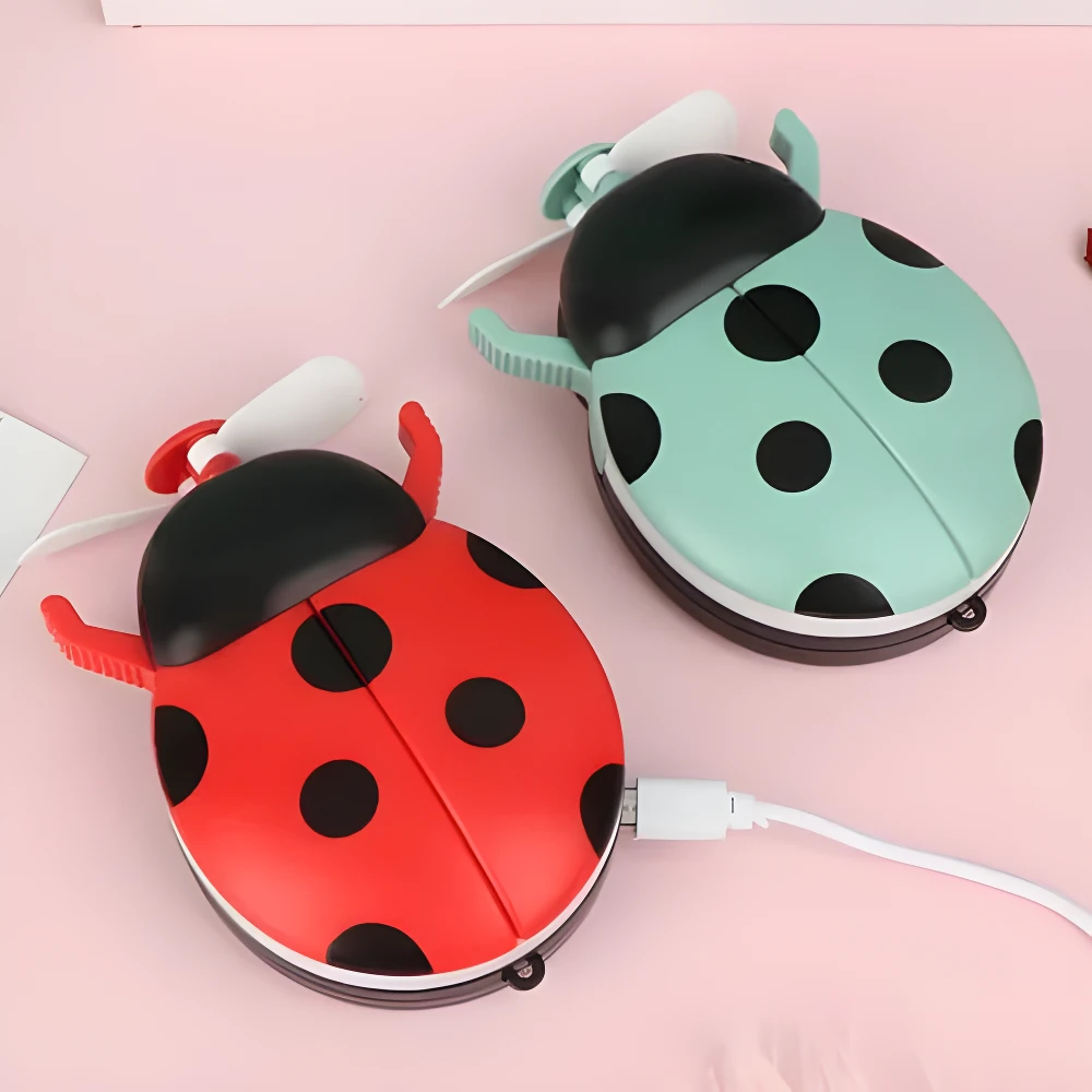 Ventiladores recargables USB con forma de mariquita, uno rojo y otro verde, con aspas blancas y puntos negros.