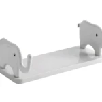 Estante flotante blanco de plástico con soportes laterales en forma de cabeza de elefante sonriente y ganchos de trompa para colgar, ideal para baño o cocina.