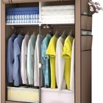 Armario ropero portátil beige con dos secciones de barra para colgar ropa y estantes superiores con ropa doblada.