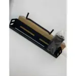 Estante organizador de cocina negro metálico con toallero y accesorios de montaje, empaquetado.