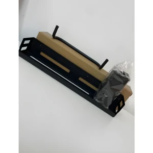 Estante organizador de cocina negro metálico con toallero y accesorios de montaje, empaquetado.