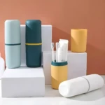 Set x3 estuches para cepillo dental en colores azul claro, azul oscuro con amarillo, y amarillo con soporte para cepillos.