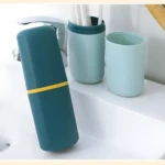 Estuche azul para cepillo dental, con taza verde y celeste. Ideal para viaje e higiene.