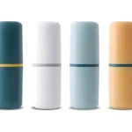 Set x3 estuches para cepillo dental en colores azul, blanco, celeste y naranja, con detalles en contraste.
