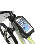 Estuche negro porta celular para manillar de bicicleta con pantalla táctil.