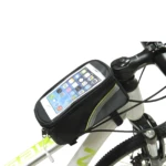 Estuche impermeable para celular de bicicleta, negro, con pantalla táctil y detalle verde.