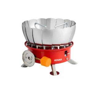 Estufa portátil de camping Kovar roja, con quemador y reflector de viento metálico plateado, perilla naranja y patas cromadas.