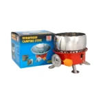 Estufa camping Kovar roja y plateada, portátil, junto a su caja azul que destaca la característica "Windproof Camping Stove".
