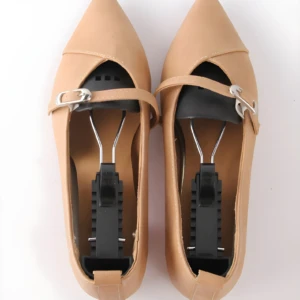 Zapatos de mujer color camel, punta fina, con sujetador interior para mantener la forma.