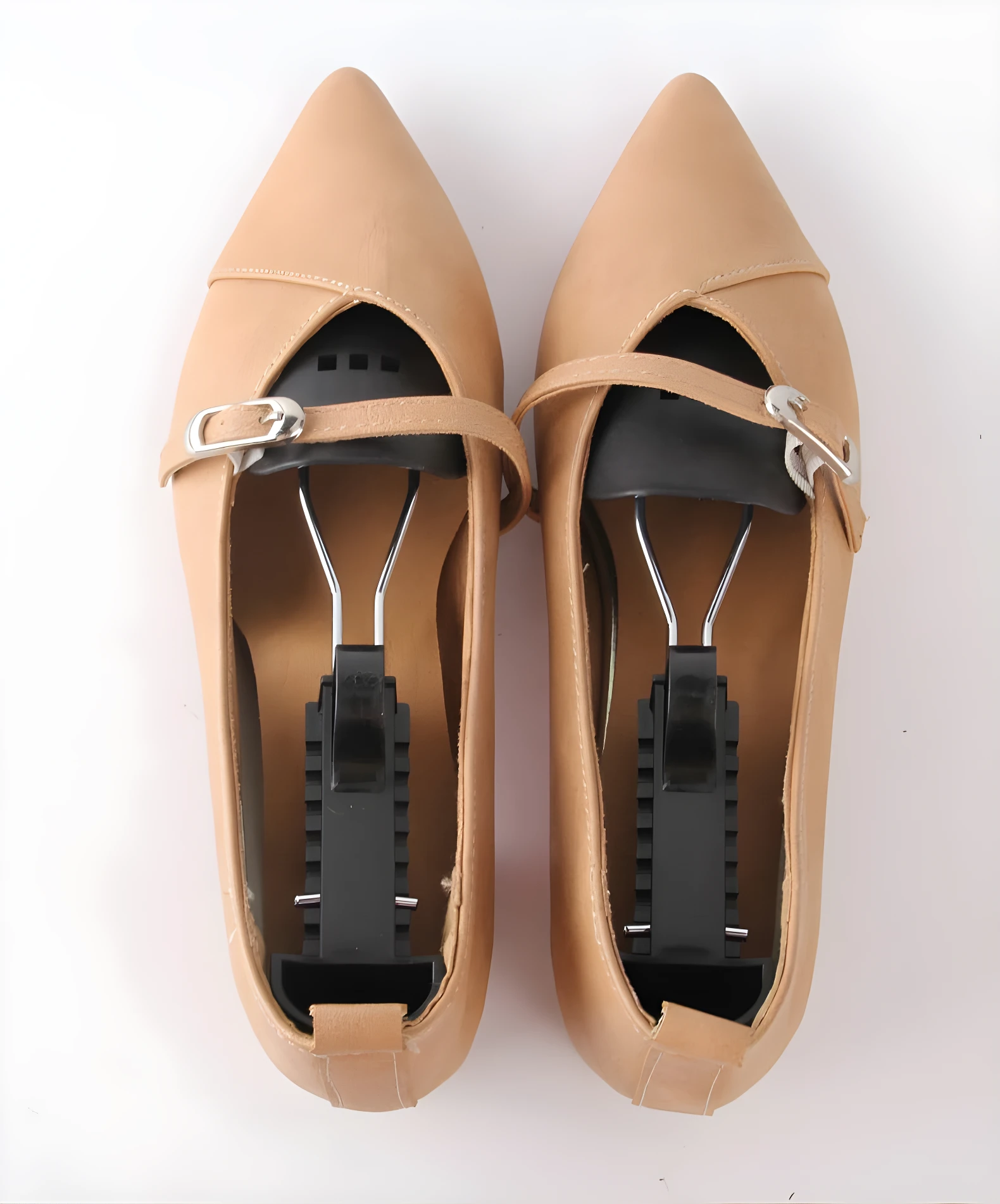 Zapatos de mujer color camel, punta fina, con sujetador interior para mantener la forma.