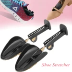Par de expansores de zapatos negros para mujer en plástico ligero, ideales para mantener la forma de tacones y botas.