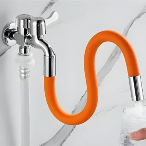Grifo de lavadora/jardín cromado con salida flexible naranja vertiendo agua en un vaso.