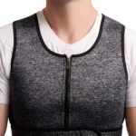 Chaleco térmico de compresión unisex, textura jaspeada gris oscuro, con cierre frontal de cremallera, sobre camiseta blanca.